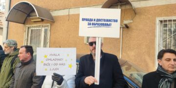Grupa profesora na protestu pročitala pismo novom načelniku ispred Školske uprave Leskovac
