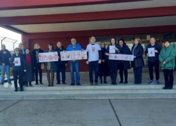 Nastavnici OŠ „Vožd Karađorđe“ u Leskovcu prekinuli nastavu, odali poštu nastradalima u padu nadstrešnice i javno podržali studentske proteste