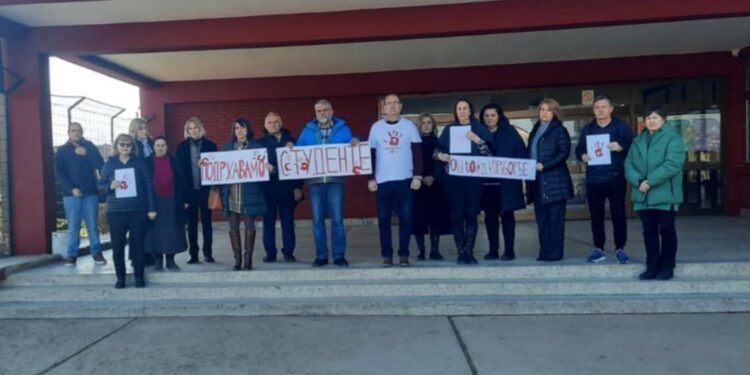 Nastavnici OŠ „Vožd Karađorđe“ u Leskovcu prekinuli nastavu, odali poštu nastradalima u padu nadstrešnice i javno podržali studentske proteste