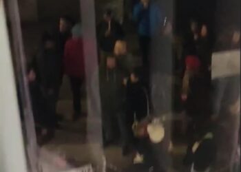 Protest dvadesetak ljudi ispred Narodnog pozorišta Leskovac večeras, traže ostavku direktora