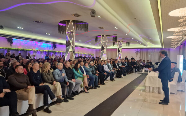 Vučić naprednjacima u Leskovcu poručio da su protestanti talog društva, Cvetanović citirao Gandija