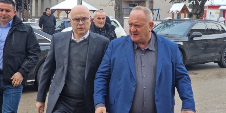 Vučević zapravo u “kriznoj” poseti gradonačelniku zbog silnih blokada sela u okolini Leskovca?