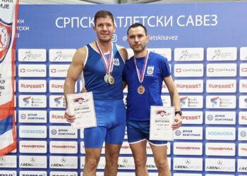 Atletičari GAK Leskovac Marjan Stefanović i Milan Jović na pobednickom postolju