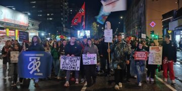 Studenti iz Leskovca večeras protestovali i zbog „Pinka“ i „Informera“, poručili da je sa njima umrlo i novinarstvo