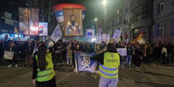 Na studentskim protestima u Leskovcu ikone Svetog Save, patrijarha Pavla i skandiranje ispred sedišta grada: Lopovi, lopovi!