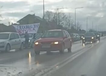 „Svadbarska kolona“ kao naprednjačka podrška Vučiću u Leskovcu