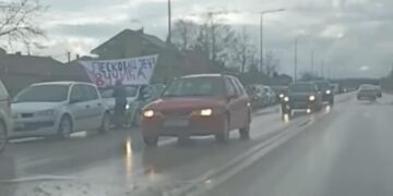 „Svadbarska kolona“ kao naprednjačka podrška Vučiću u Leskovcu