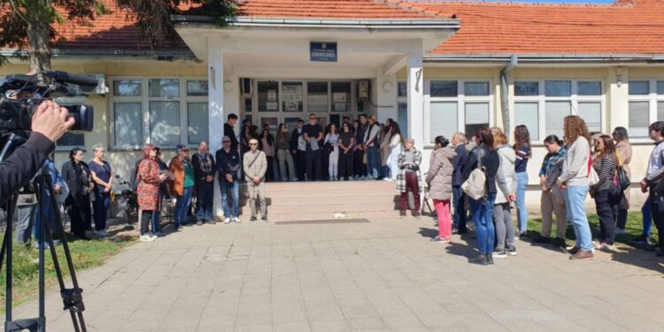 Deo prosvetnih radnika i studenata pružili podršku učenicima Medicinske škole