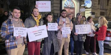 Protest podrške izvređanim novinarima RTS-a od strane Vučića – Kolege mu poručile: Ne diraj nam struku!