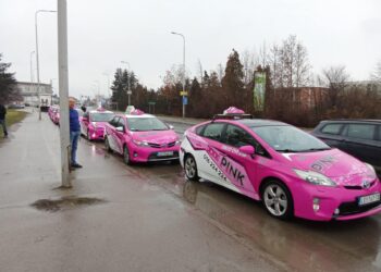 Taksisti iz Leskovca krenuli za Niš po studente