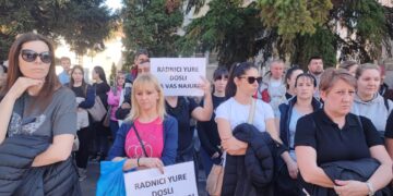 Reakcija lekara na protest radnika “Jure” ispred Dečjeg dispanzera  ODVRATNA I SRAMNA  – VIDEO