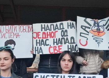 Otac predsednika SNS-a u Vranju preprečio automobilom put studentima, intervenisala i policija