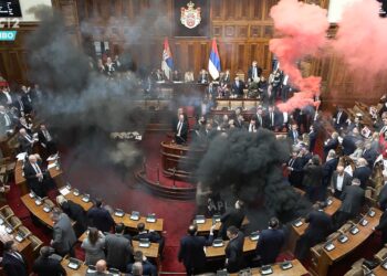 Tuča i dimne bombe u Skupštini Srbije – VIDEO