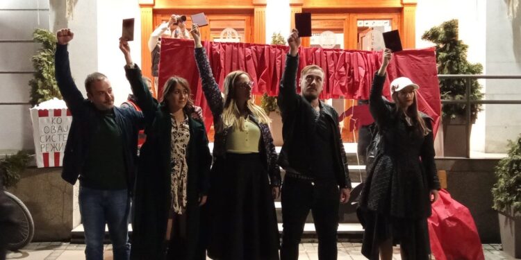 Deo glumačkog ansambla Narodnog pozorišta podržao proteste koji su večeras nastavljeni ispred ove kulturne ustanove