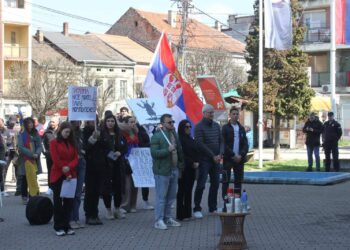 Studenti u Vlasotincu održali čas etike i elementarne kulture, a od predsednika opštine zatražili da se javno izvini zbog objave na Fejsbuku