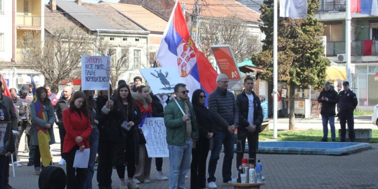 Studenti u Vlasotincu održali čas etike i elementarne kulture, a od predsednika opštine zatražili da se javno izvini zbog objave na Fejsbuku