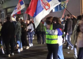 Leskovački studenti stigli iz Beograda: Pogača, so i zagrljaji na dočeku