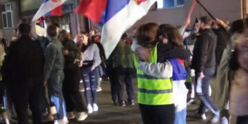 Leskovački studenti stigli iz Beograda: Pogača, so i zagrljaji na dočeku