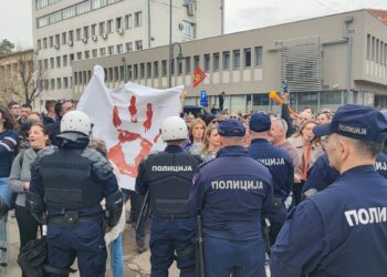Kad je Vučić u Leskovcu odabrani oko njega, ogorčeni pred policijom – VIDEO