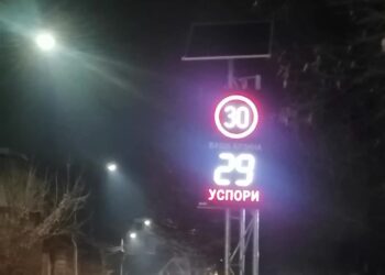 Solarni „brzinomeri“ postavljeni na nekoliko lokacija u Leskovcu, očekuje se da budu pokrivene sve zone škola