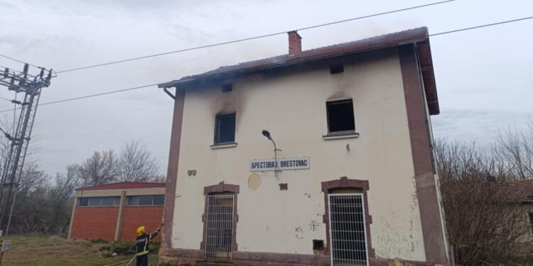 Gorela železnička stanica u Brestovcu