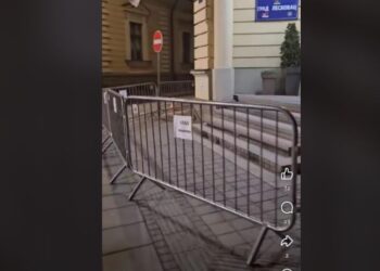 Ispred Skupštine grada Leskovca već postavljene barikade