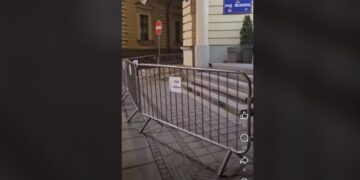 Ispred Skupštine grada Leskovca već postavljene barikade