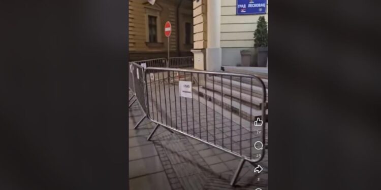 Ispred Skupštine grada Leskovca već postavljene barikade