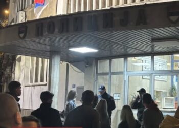 Uhapšen student zbog snimka gađanja jajima gradonačelnika Niša, pred policijom veliki broj građana i studenata