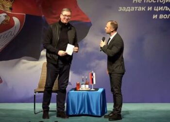 Narodni poslanik SNS-a iz Leskovca Vučiću uručio pozivnicu za svadbu, on ga predstavio kao običnog građanina