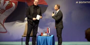 Narodni poslanik SNS-a iz Leskovca Vučiću uručio pozivnicu za svadbu, on ga predstavio kao običnog građanina