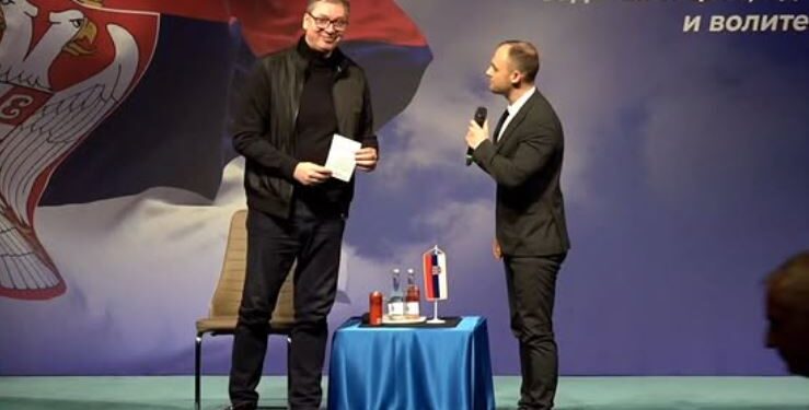 Narodni poslanik SNS-a iz Leskovca Vučiću uručio pozivnicu za svadbu, on ga predstavio kao običnog građanina