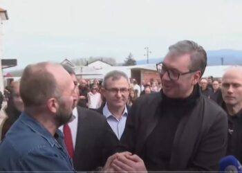 Dok mu kolege prolaze kroz pakao jer podržavaju studentske zahteve, Tika Špic se grli sa predsednikom u Stajkovcu
