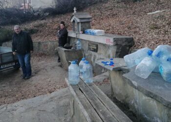 Satima se čeka u  redu za vodu sa Belog kamena – VIDEO