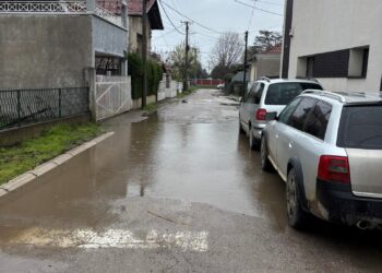Kroz Skopsku ulicu u Leskovcu, kad padne kiša, samo u čizmama