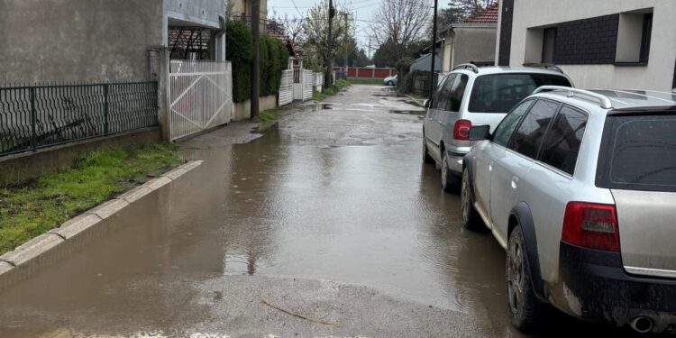 Kroz Skopsku ulicu u Leskovcu, kad padne kiša, samo u čizmama