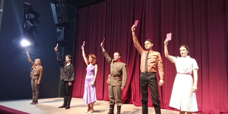 Deo glumaca leskovačkog Narodnog pozorišta se na predpremijeri poklonio sa indekcima u rukama