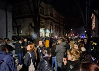 Protest ispred niškog RTS-a na koji su pozvali studenti