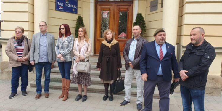 Opozicionari koji će bojkotovati Skupštinu grada pozivaju Leskovčane da im se u petak pridruže ispred ove zgrade