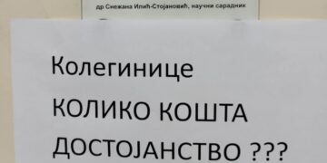 Na kabinetu profesorke iz Leskovca koja je podržala „ćacije“ osvanuo transparent: Koleginice, koliko košta dostojanstvo?