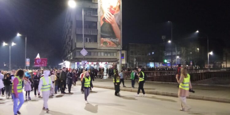 Deo glumačkog ansambla Narodnog pozorišta podržao proteste koji su večeras nastavljeni ispred ove kulturne ustanove