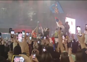 Veliki broj građana u suzama dočekuje studente iz cele Srbije na Terazijama
