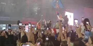 Veliki broj građana u suzama dočekuje studente iz cele Srbije na Terazijama