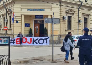 Građani bojkotovali bojkot opozicije, nakon niza incidenata sednica nastavljena na drugom mestu