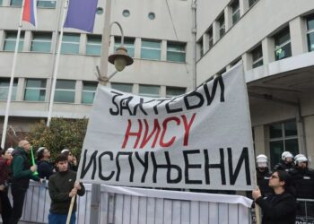Burna sednica Skupštine Niša: Opozicija blokirala izlaz iz sale, oko zgrade policija u punoj opremi