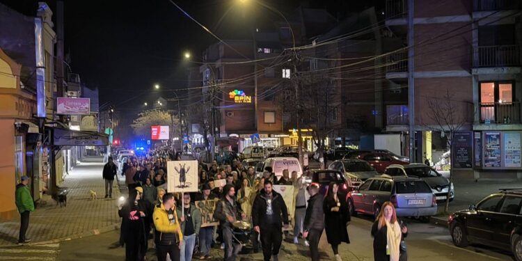 U Vlasotincu juče šetali zajedno studenti, prosvetari i građani