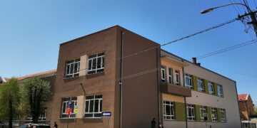 Mrtav pijan upao u školu pa nasrnuo na čistačicu koja nije dozvolila da ode u toalet koji koriste deca