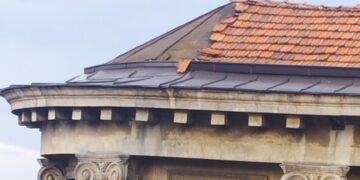 Krov Tonkićeve palate u lošem stanju i prava opasnost za pešake u Leskovcu