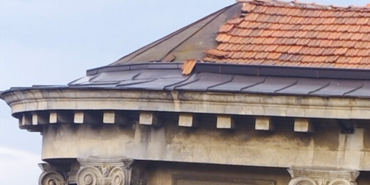 Krov Tonkićeve palate u lošem stanju i prava opasnost za pešake u Leskovcu