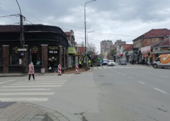 Počelo uređenje trotoara na Bulevaru oslobođenja, radovi neobeleženi i realna opasnost po građane